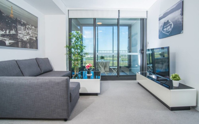 Minimalism Modern Apartment With Water View