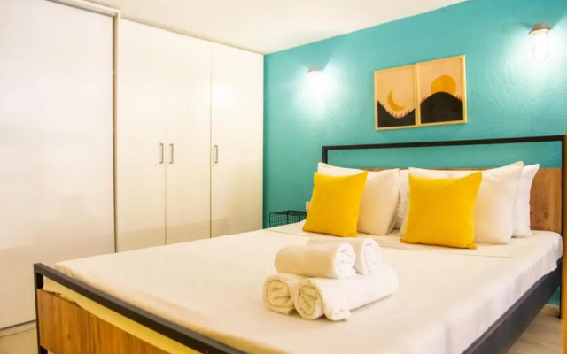 Central and Colorful Studio Flat in Alsancak
