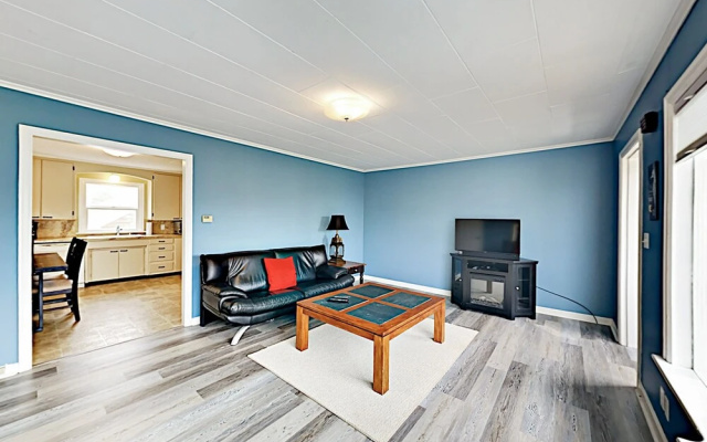Ocean-View Beach - 6 Br Home
