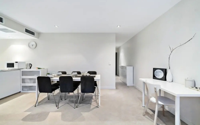 MIRANDA, 1BDR Docklands Apartment