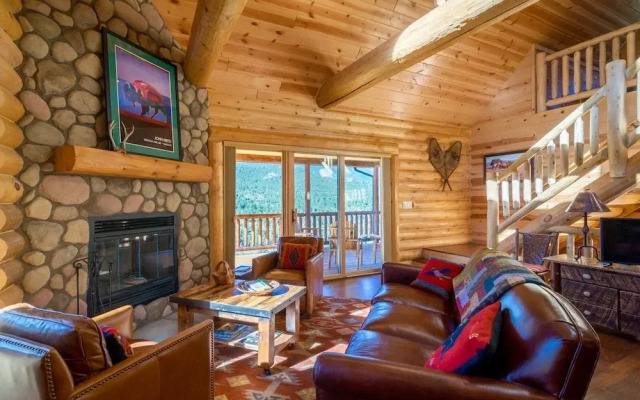 Armstrong Luxury Log Vacation At Windcliff 4 Bedroom Home by RedAwning
