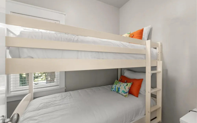 1369 Laurel Grove "the Crows Nest"
