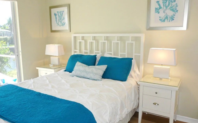 Luxuriously Furnished Waterfront Home With Pool/spa