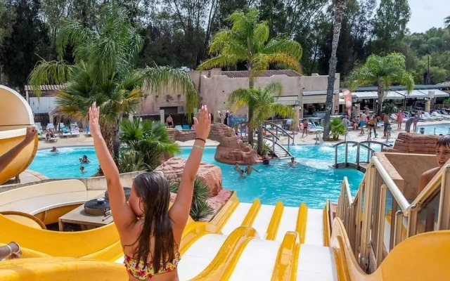 Comfortable Coastal Stay for 4