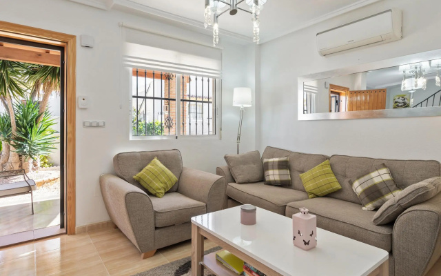 Inviting holiday home in Lo Crispin with shared pool