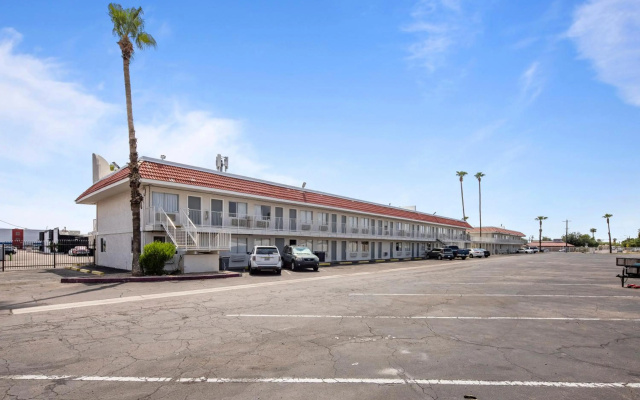 Super 8 by Wyndham Phoenix West