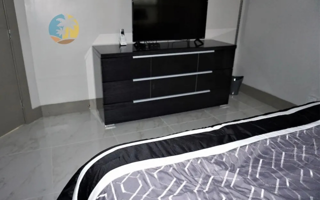 Alexander 518 4 Bedroom Apts by RedAwning