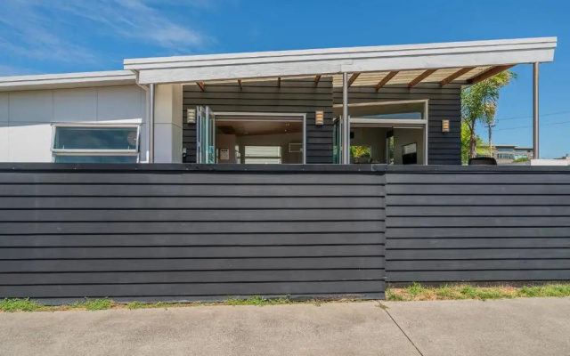 Castaway Bach - Whangamata Holiday Home