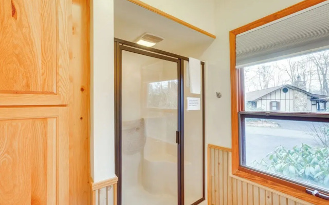 Dog-friendly Newland Cabin w/ Deck + Lake Access!