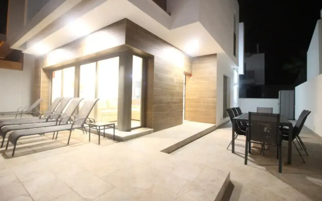 Spacious Villa in Villamartin for 6