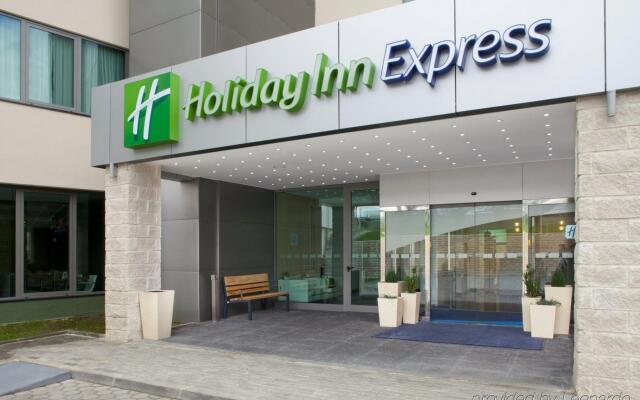 Отель Holiday Inn Express Lisbon Airport Португалия, Лиссабон - 3 отзыва об отеле, цены и фото номеров - забронировать отель Holiday Inn Express Lisbon Airport онлайн вид на фасад