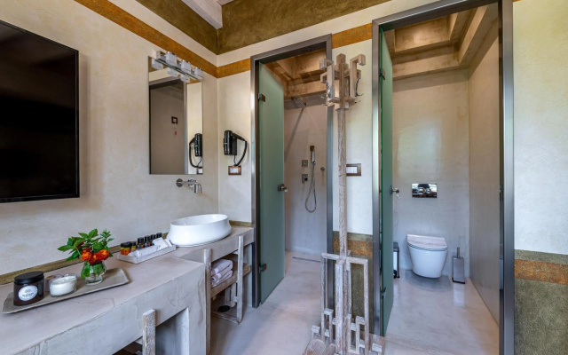 10GR Boutique Hotel and Wine Bar