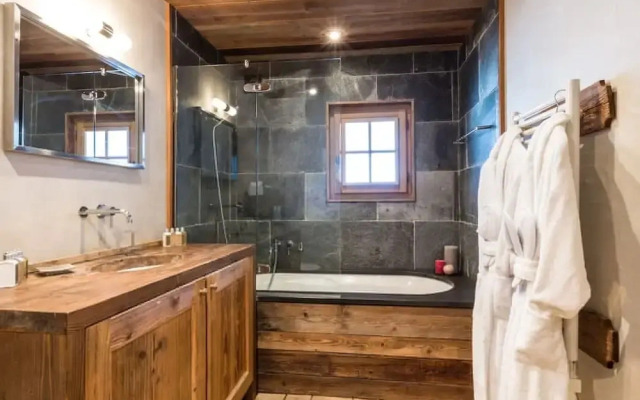 Luxury 3 Bedroom Chalet Jacuzzi Sauna