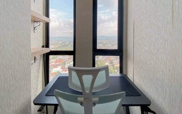 Comfortable And Modern Studio At Apartment The Alton