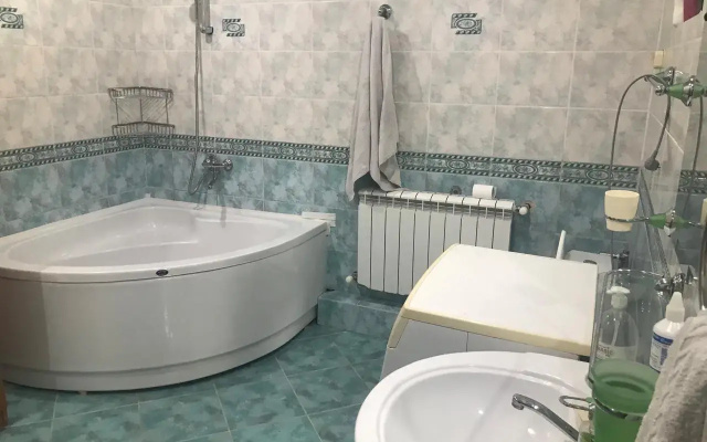 Трехэтажный дом на Ландышевой улице 10