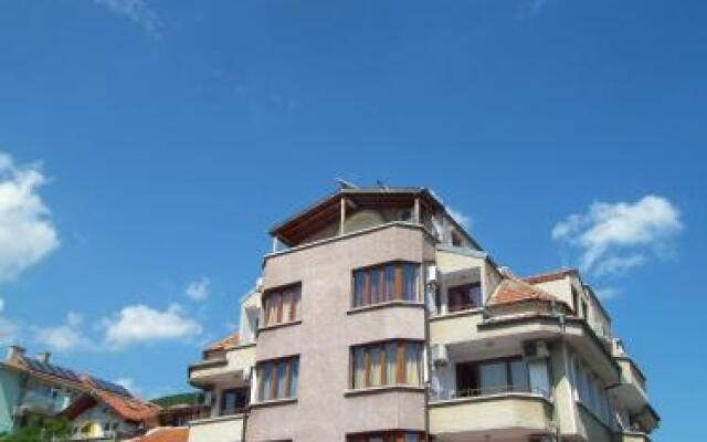 Отель Guest House Olimpiya Болгария, Свети Влас - отзывы, цены и фото номеров - забронировать отель Guest House Olimpiya онлайн вид на фасад