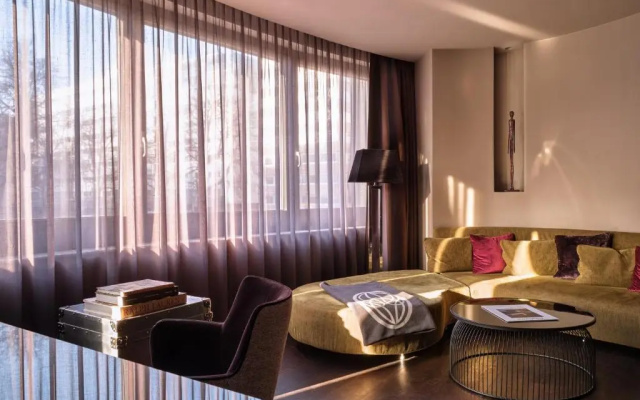 Roomers Frankfurt Central, Autograph Collection
