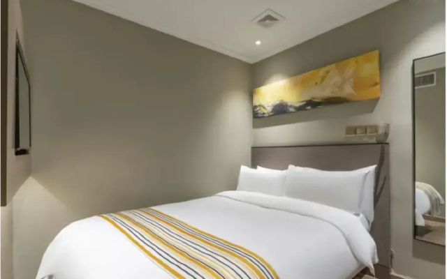 Home Inn Plus Shanghai Huaihai Road Sinan Road