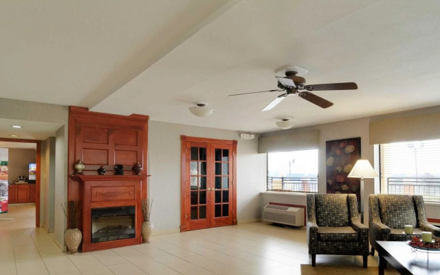 Econo Lodge Inn & Suites Oconto