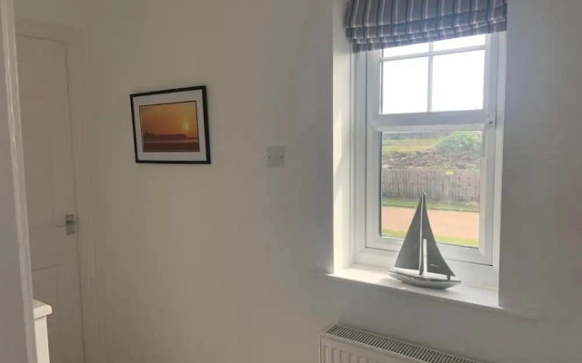 2-br, Sleeps 4 Near Beach w Garden, Parking & Pets