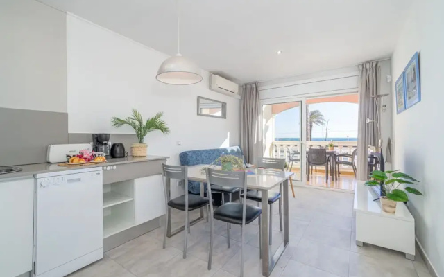 Beachfront Stay With Sea Views & Wi-fi