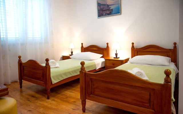Apartments and Rooms Robi