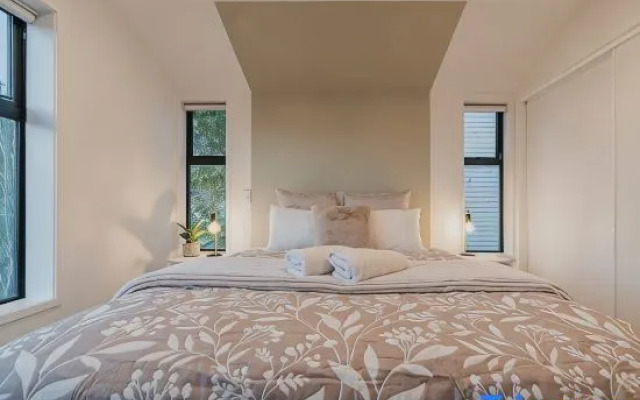 Misty Meadows Manor - Your Urban Oasis