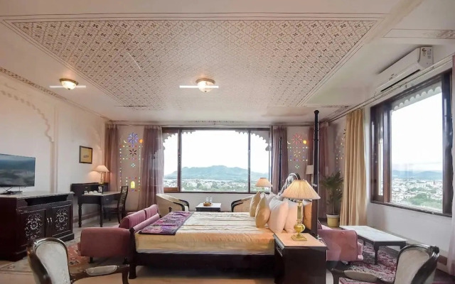 Raj Kuber - A Boutique Lake View Hotel
