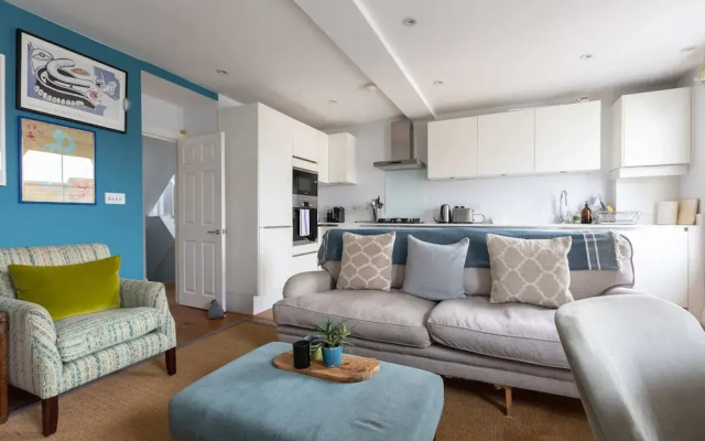 Spacious 3 Bedroom in Notting Hill With Balcony