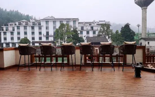Sansheng Sanshi 180° River View Courtyard (Yunqiao, Fenghuang Ancient Town)