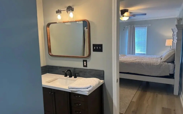 Friendly Home Near Downtown UL - Fenced Yard