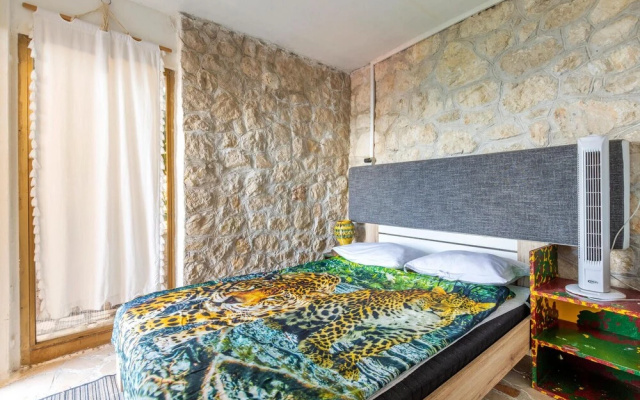 Awesome Apartment in Lokva Rogoznica With Wifi and 2 Bedrooms