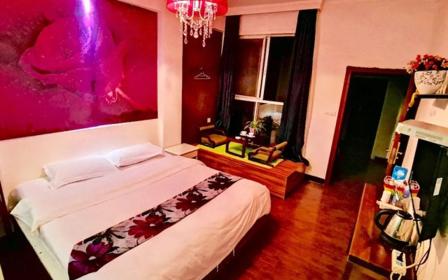 Fenghuang Little Bear Family Guest House