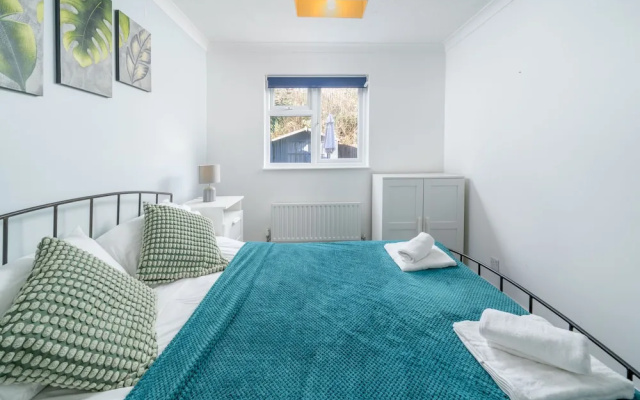 Crawley Pet Friendly 1-Bedroom Apartment