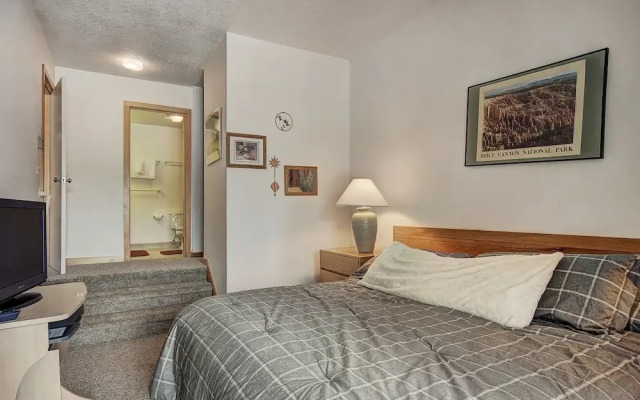 2062 The Pines 2 Bedroom Condo by RedAwning