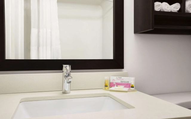 Days Inn & Suites by Wyndham North Bay Downtown