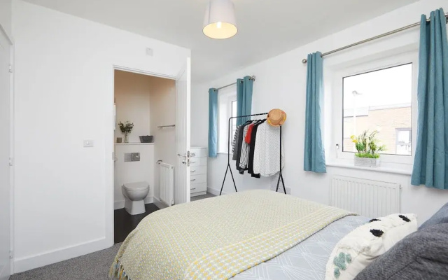 3 Bedroom Large House - Train Station