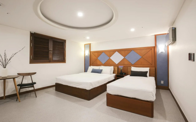 Themepark Tourist Hotel