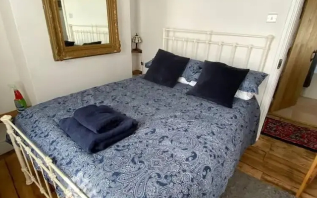 The Pepper Pot Sleeps 4 Sunlit Garden