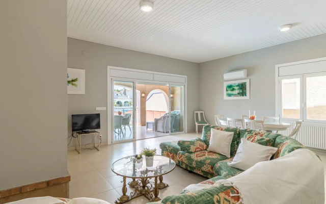 4 bedroom villa with pool in the channel of Empuriabrava