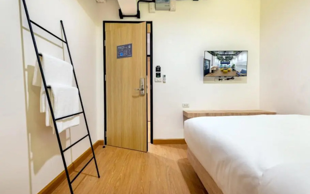 Siam Subway Hostel and Café