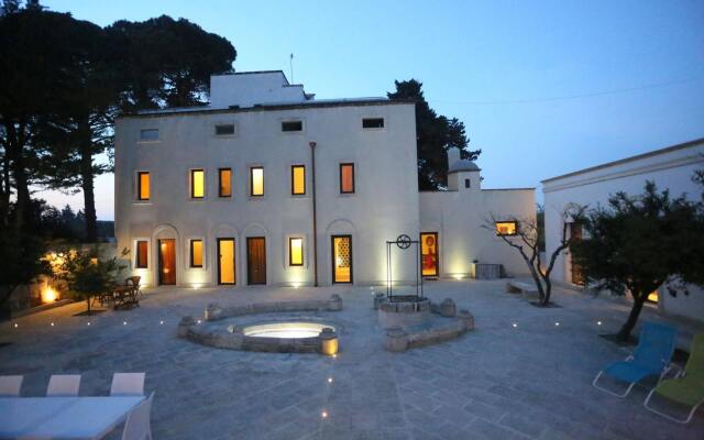 Отель Villa Lucrezio Resort Галатина вид на фасад