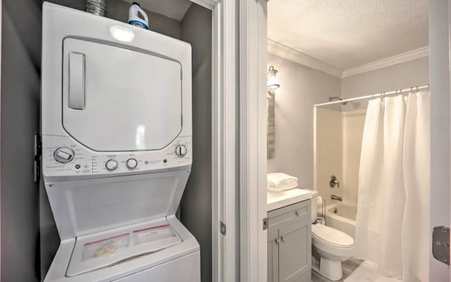 Updated Wilmington Retreat ~ 2 Miles to Uncw!