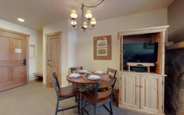Red Hawk Lodge 2200