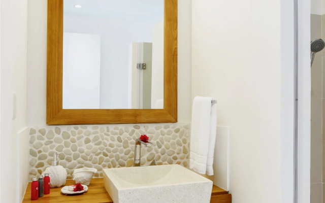 Myra Seafront Suites with Lov