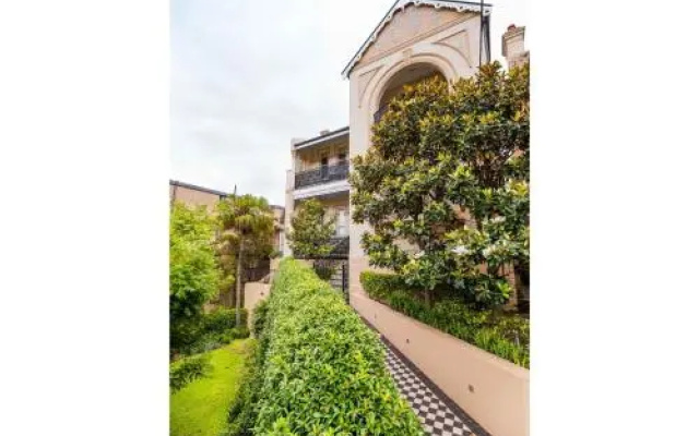 Renovated Studio in Bohemian Area Close to City