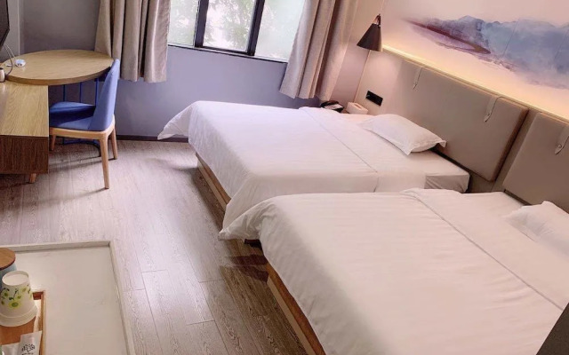 Life Hotel (Ouzhuang Metro Station)