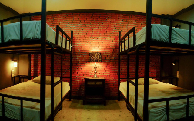 Baan Lansa Bed & Bar - Hostel