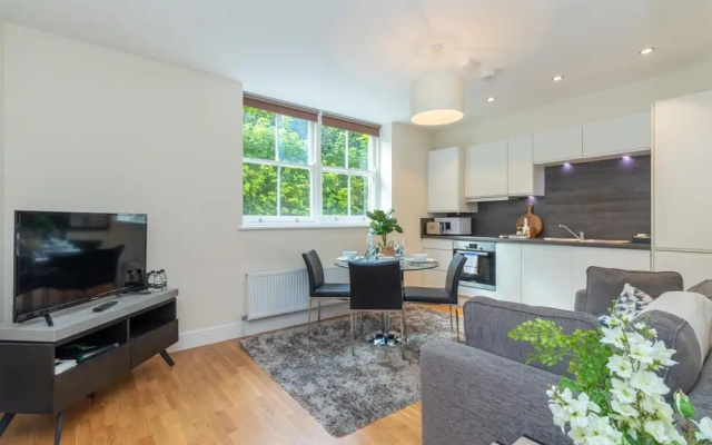 Two Bedroom Apartment in Hammersmith 201a, London