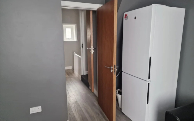 Impeccable 3-bed Apartment in Bradford to Explore